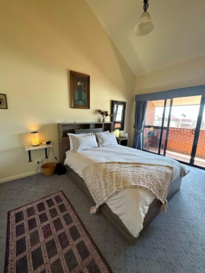 Apartment in the Heart of Bathurst Walk Everywhere